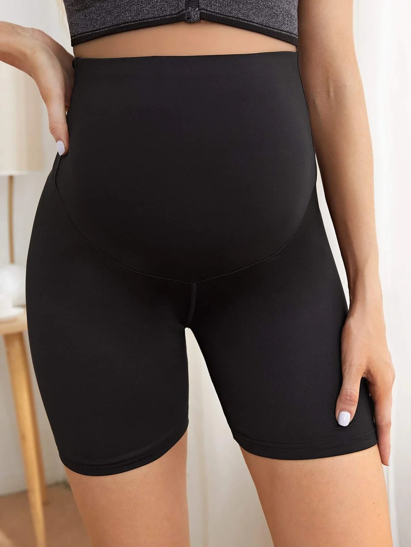 Detailed View of Stretchy Belly Support Panel on Maternity Shorts - Seamless Comfort for Growing Bump - Fanghuang